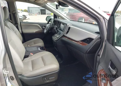 2018 Toyota Sienna Limited Premium 7 Passenger z USA, uszkodzony, nr VIN 5TDDZ3DC9JS208163